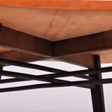 Table moderne du milieu du siècle fabriquée en Tchéquie des années 40. Noyer non restauré.