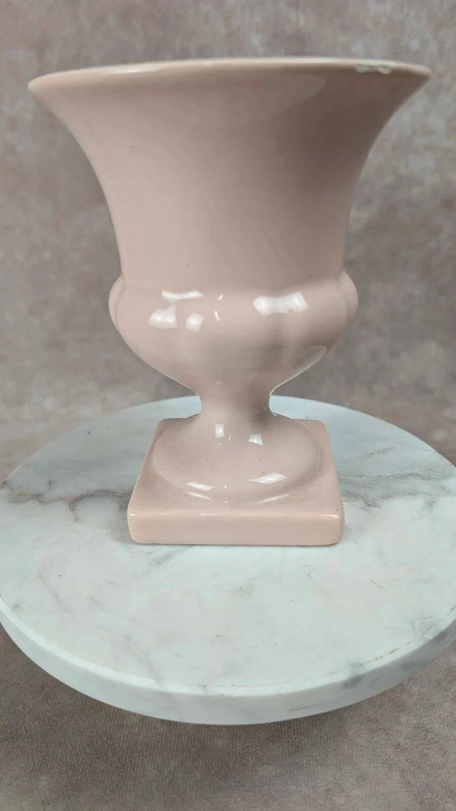 Small antique Médicis vase in powder pink.