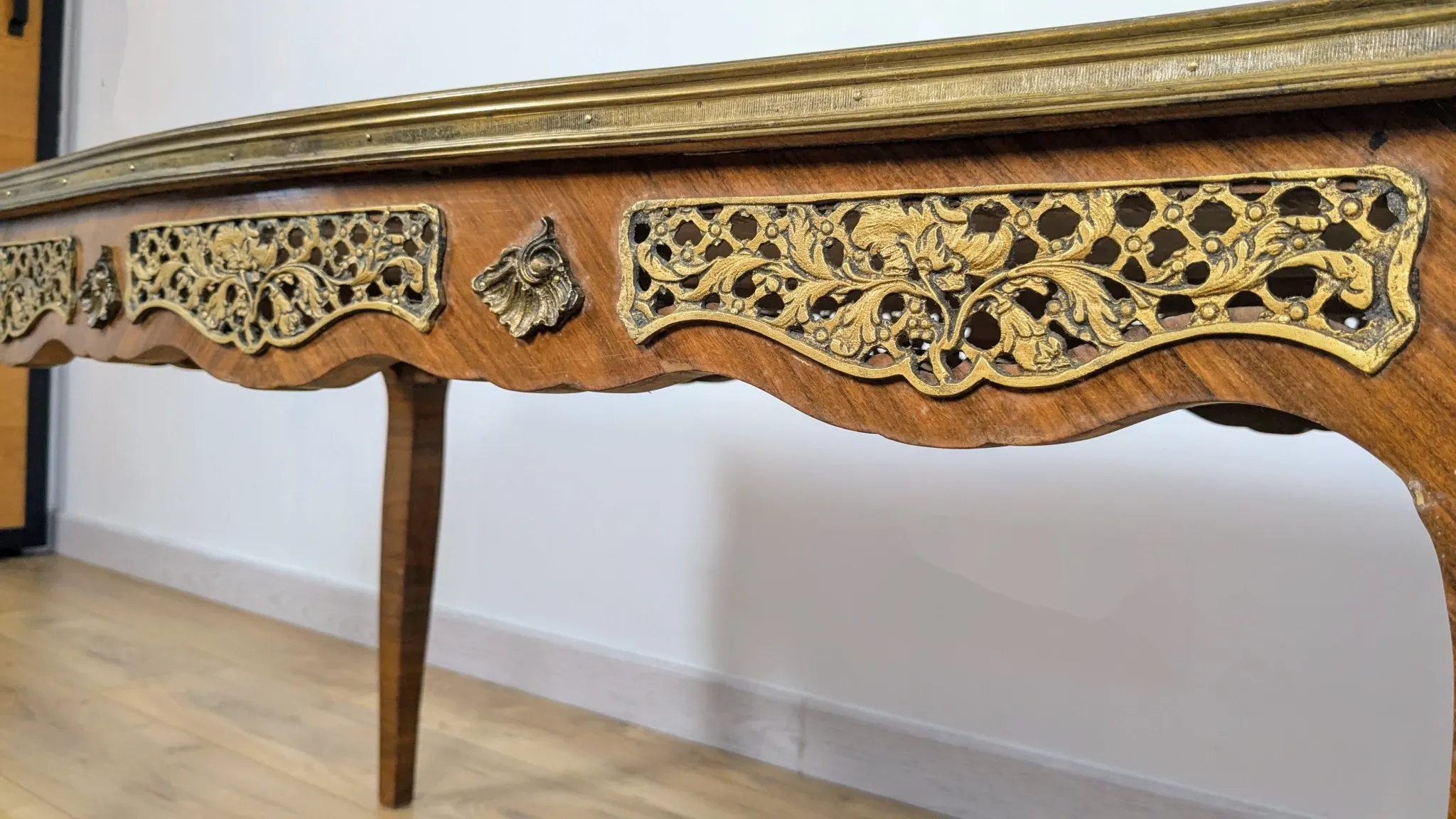 Louis XV style coffee table with floral marquetry and gilded bronze – 20th century