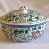 Soup tureen / dish with lid in Chinese porcelain, floral decorations.