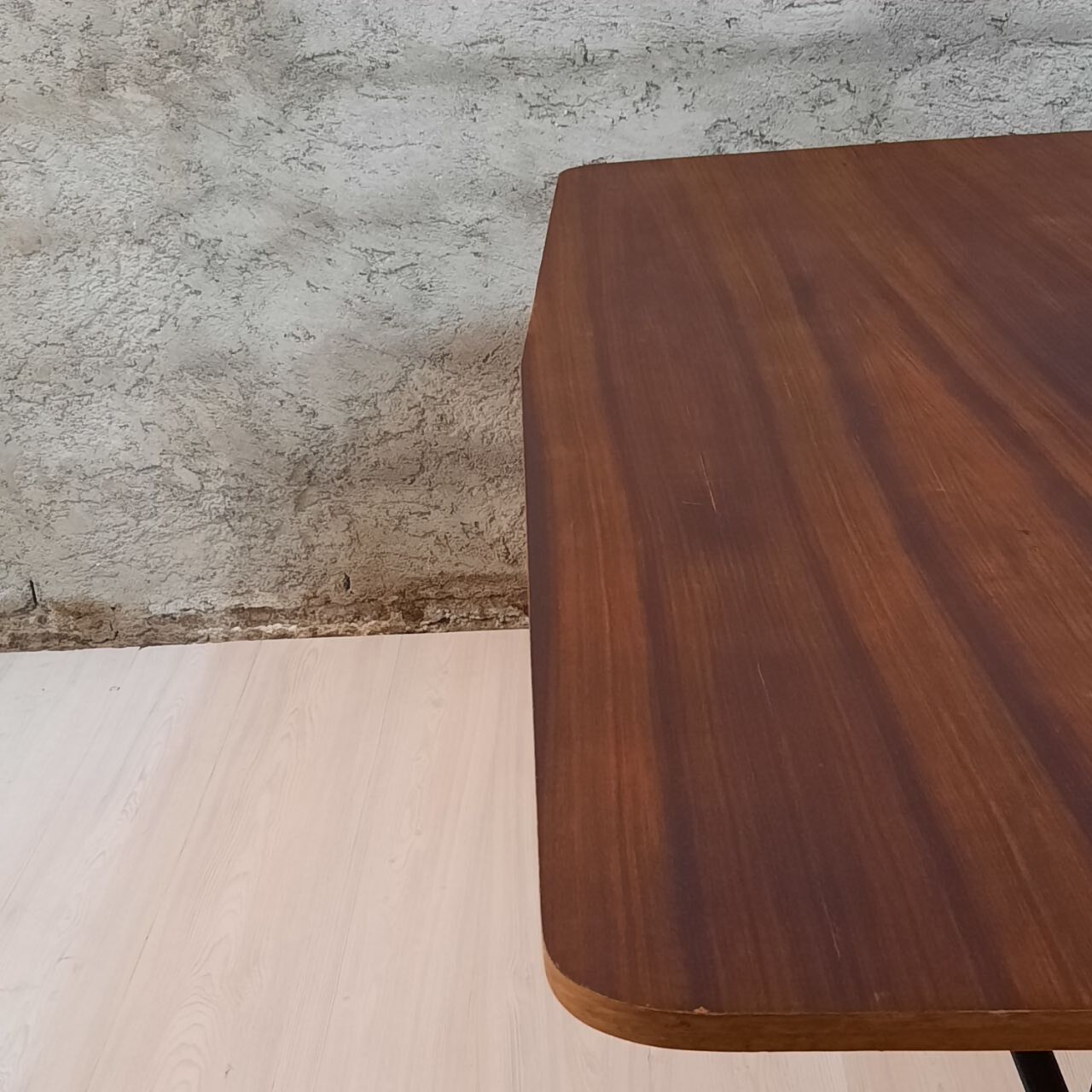 Dining table in teak wood and feet in painted metal.