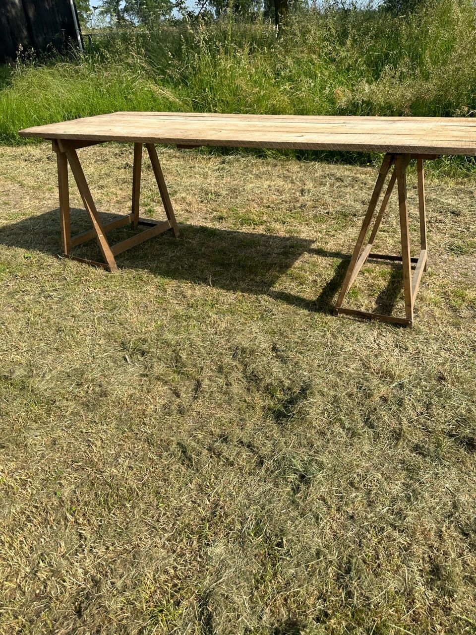 Table and trestles fir tray
