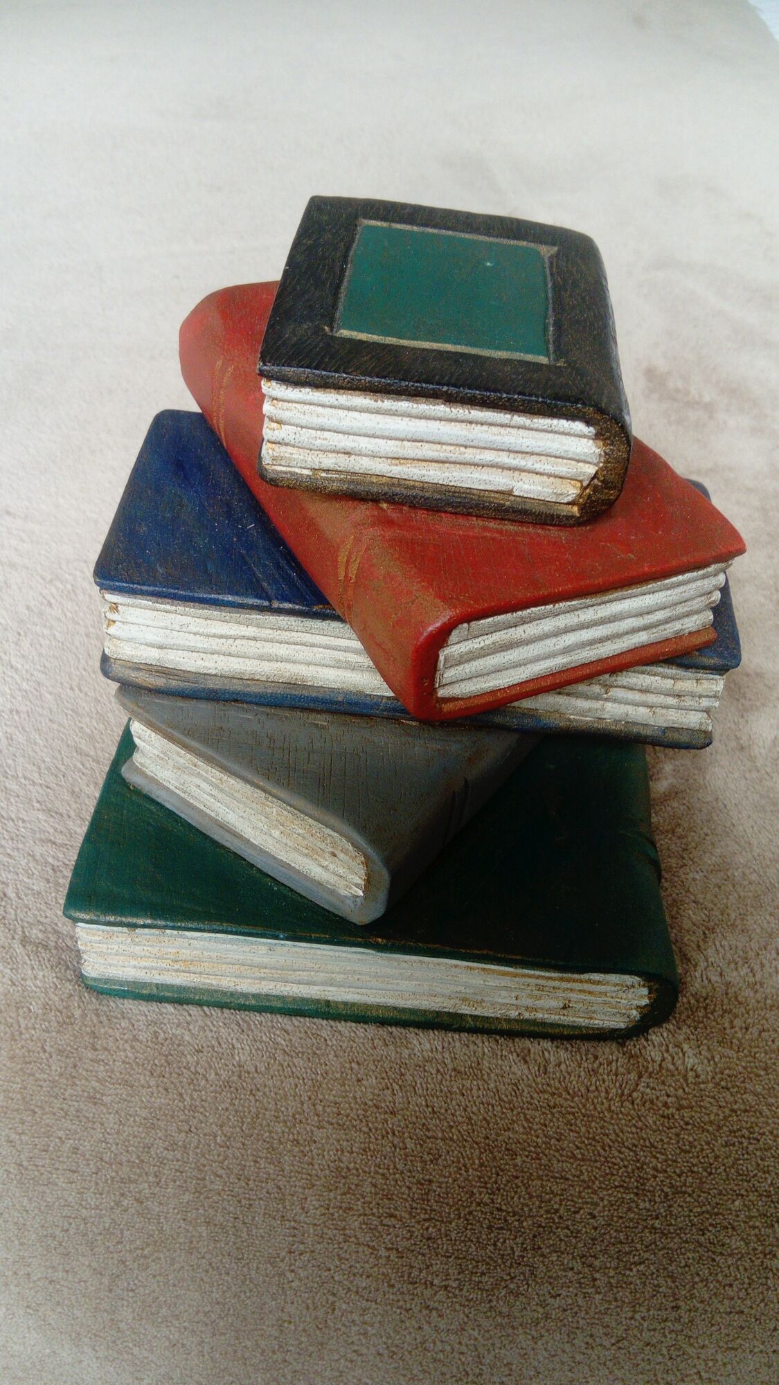 Hold pile holder of books carved wood trompe l oeil