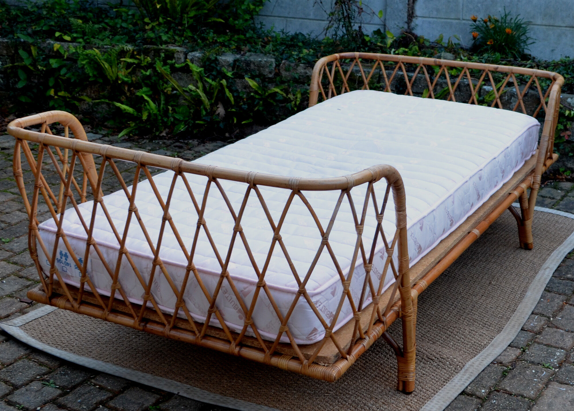 Rattan bed