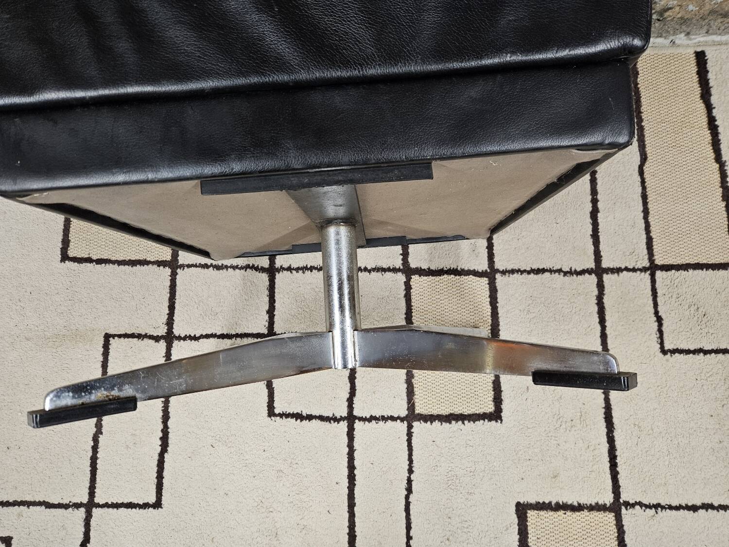 Black leather ottoman 1970 vintage