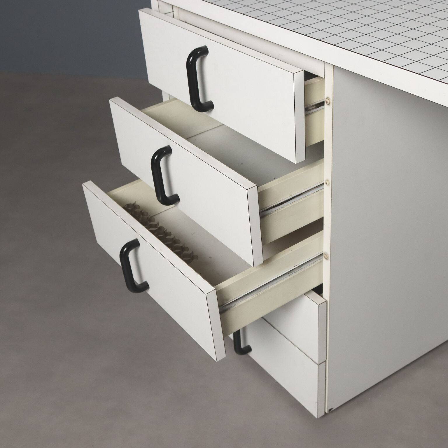 Bureau vintage style Quaderna tiroirs compartiments en stratifié Italie années 1980 original