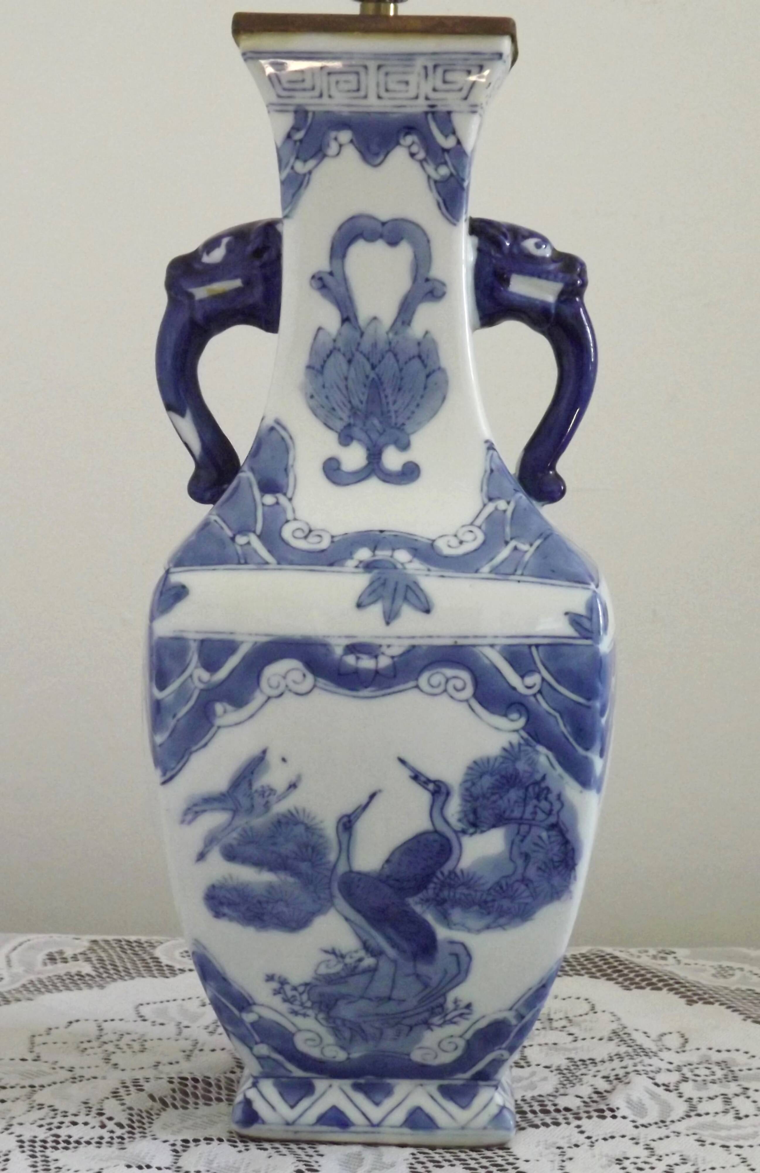 Pied de lampe vintage en porcelaine chinoise à décor d'oiseaux et poignées en lion