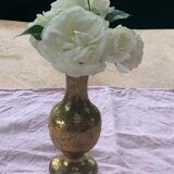 Vase en laiton doré ciselé motif floral