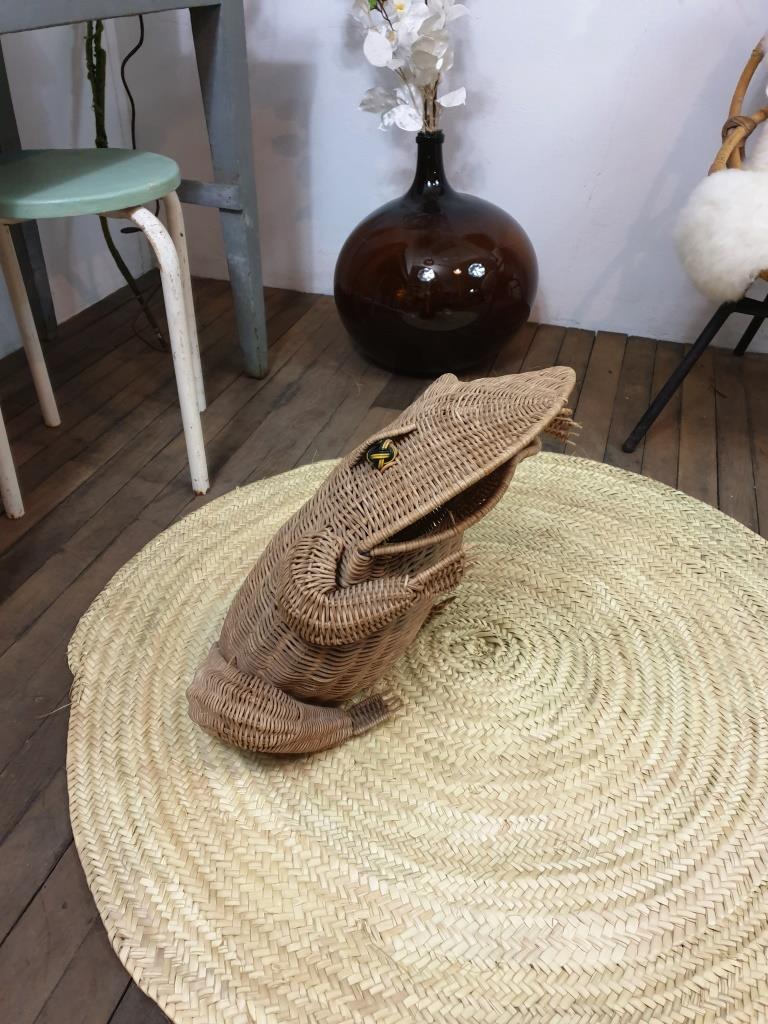 Frog magazine door rattan