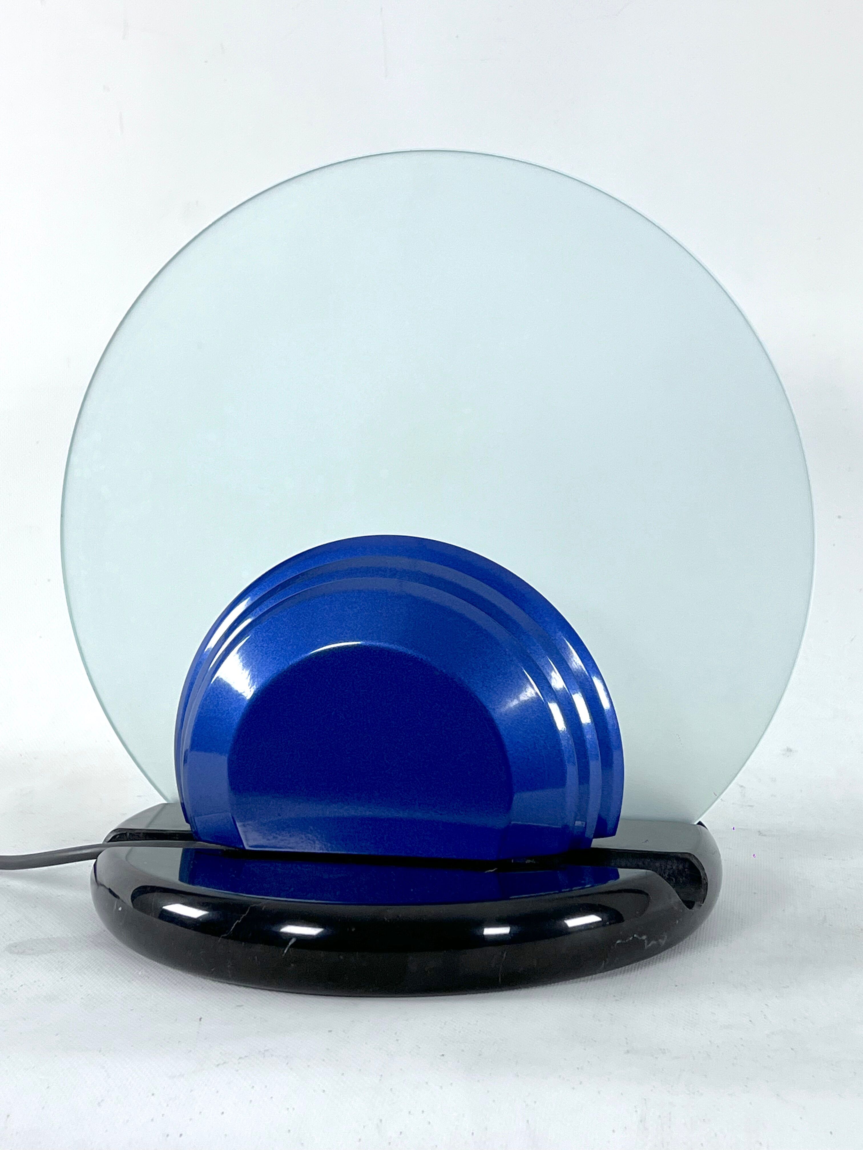 Mid-Century Gong table lamp in marble and glass by Bruno Gecchelin for Skipper. Italy 1981