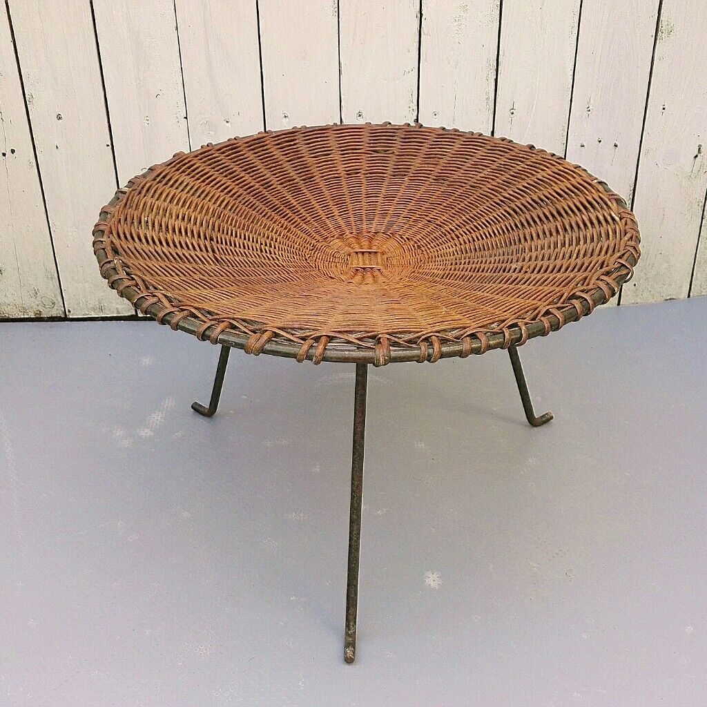 Curved table ferrotine sewing ball of vintage wool