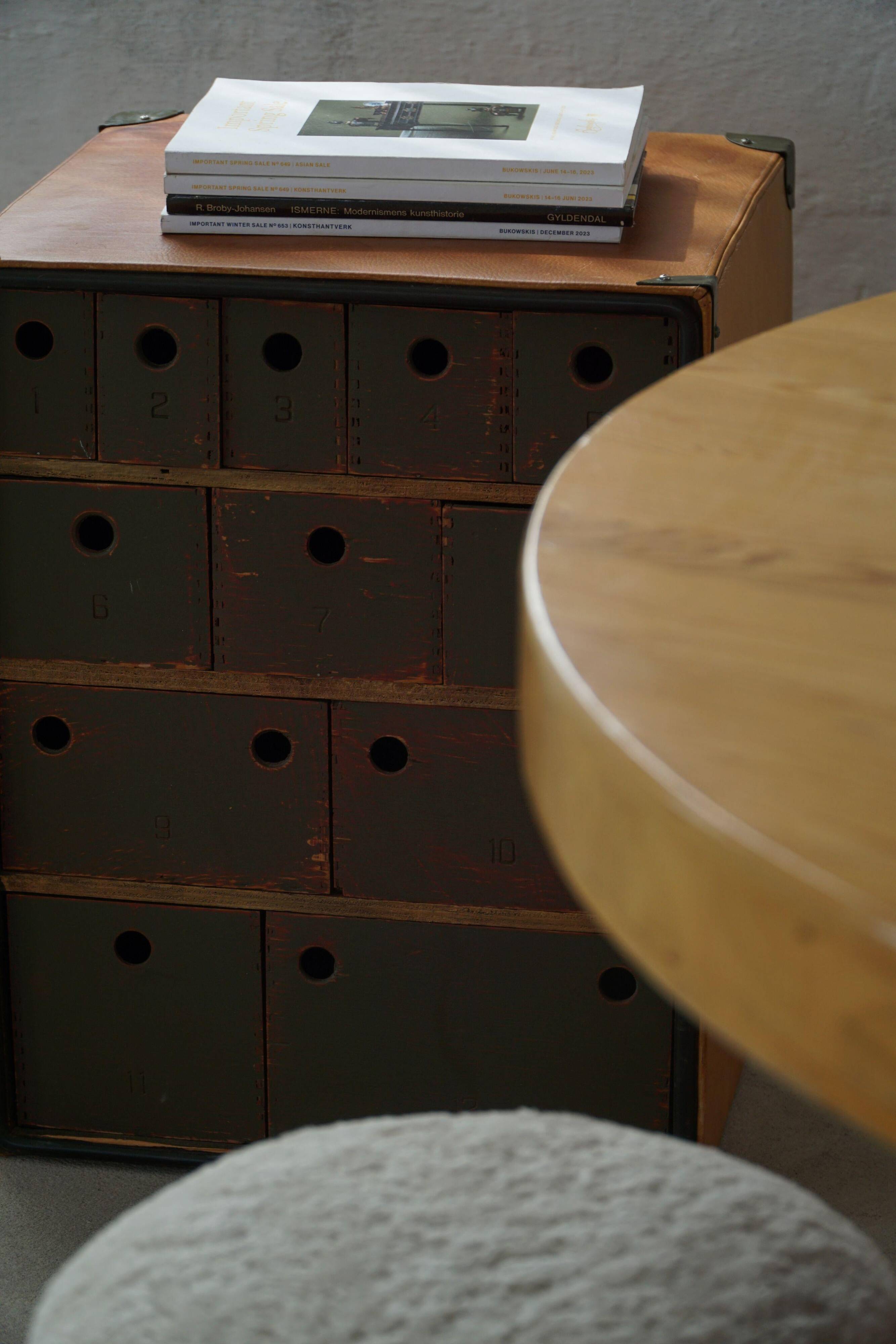 Vintage military-style trunk in leather and wood, late 20th century.