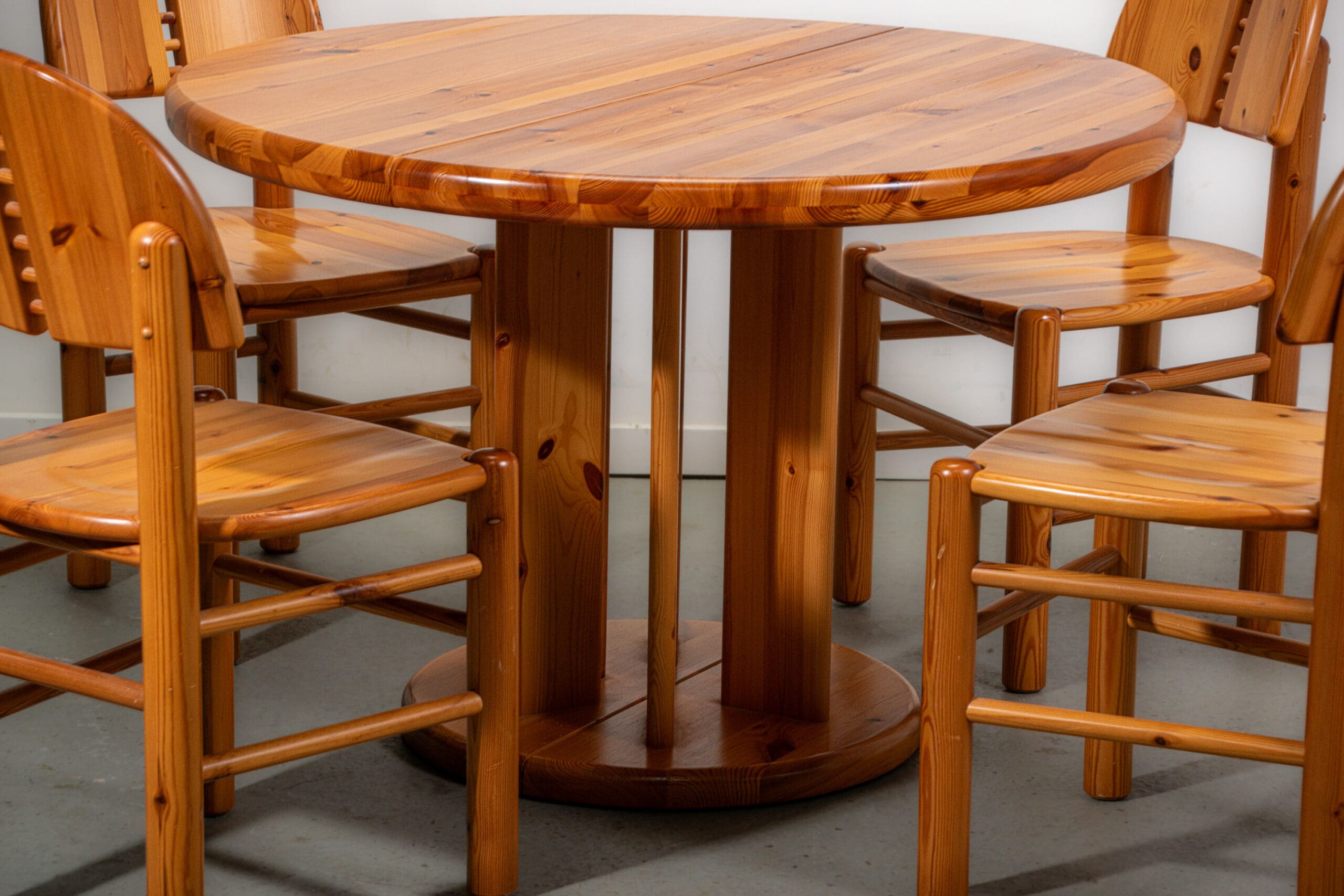 Ranier Daumiller dining room set with 4 chairs and round dining table