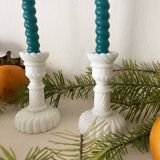 Paire de petits bougeoirs en opaline blanche
