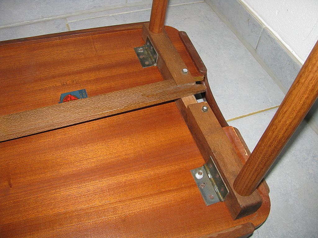 Table d'appoint plateau de service Aase Dreieri Ganddal Norvège  en teck et chêne années 1960