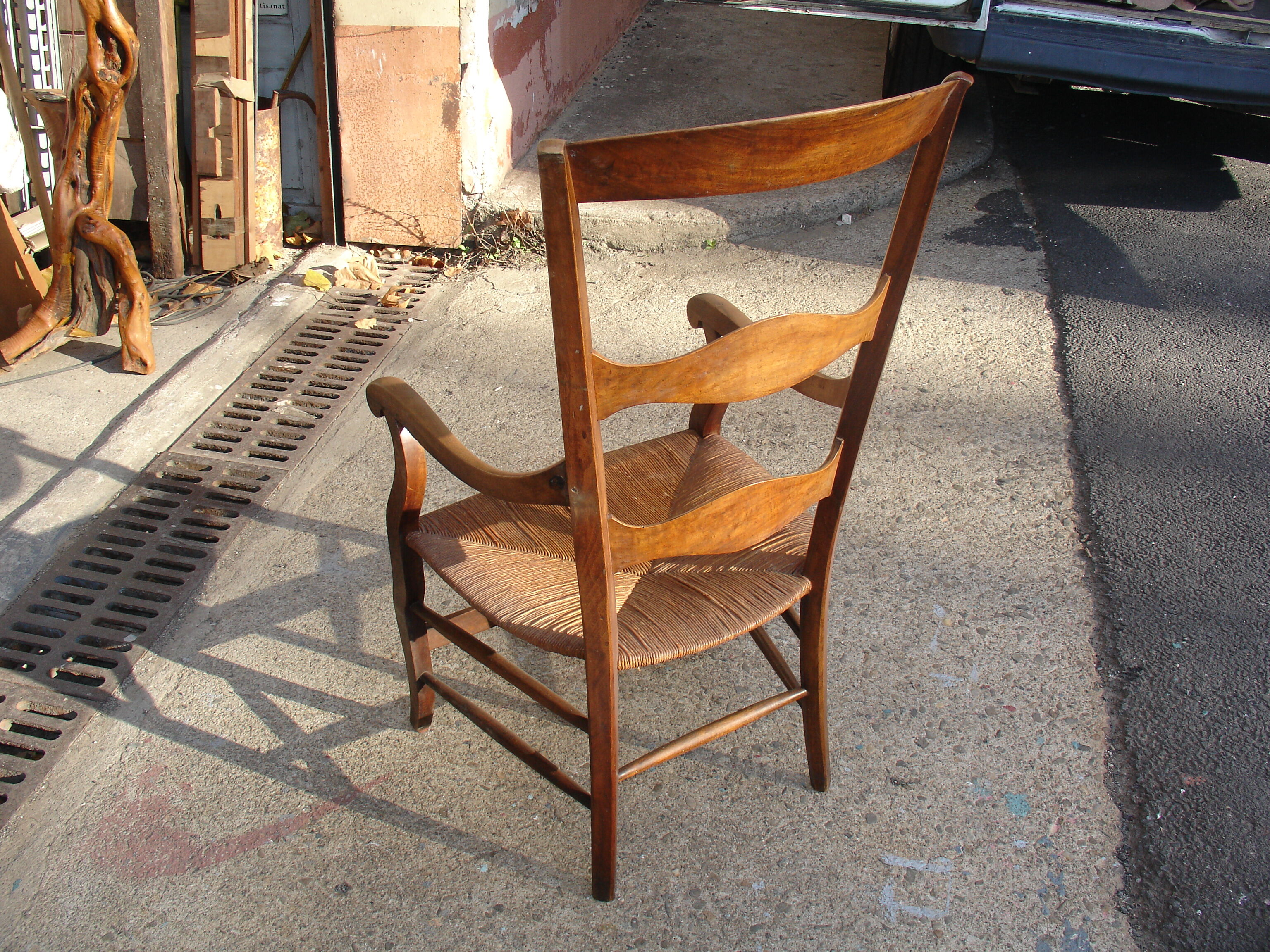 Fauteuil époque Louis Philippe en noyer et paille