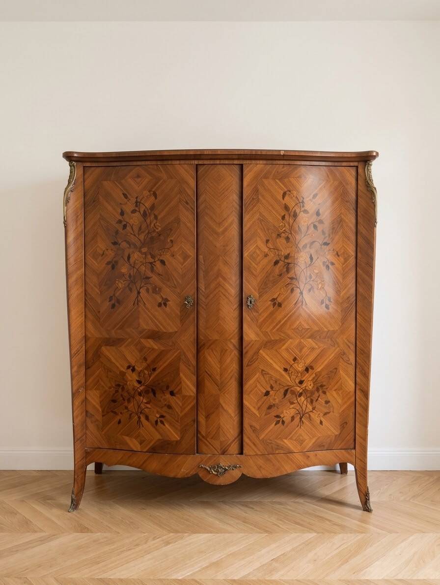 Armoire ancienne style Louis XV en marqueterie florale