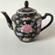 Théière chinoise vintage décor floral polychrome fond noir