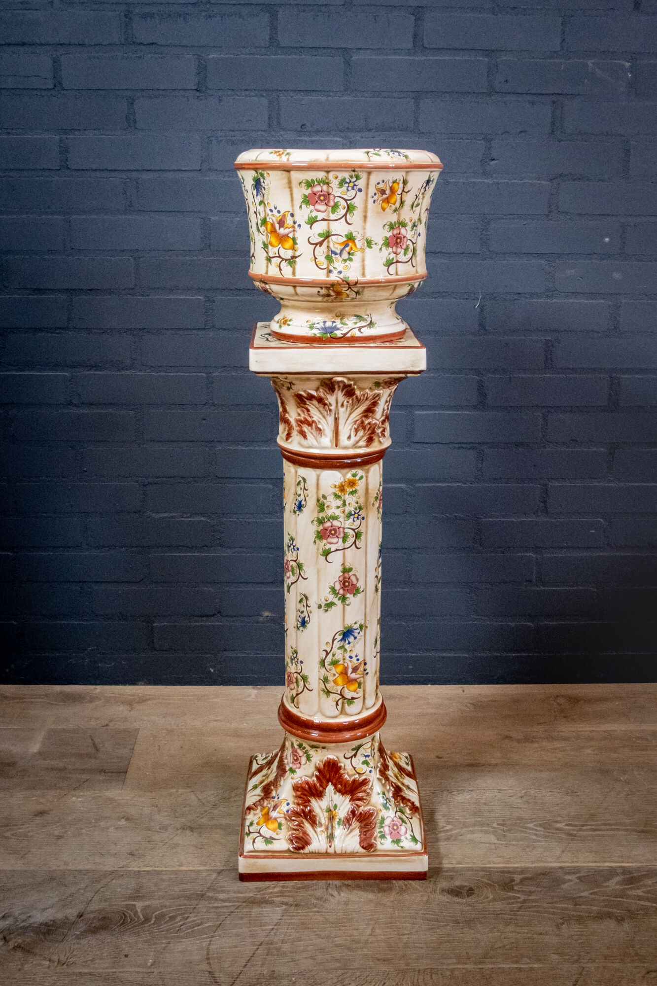 Piedestal with vase / flower pot
