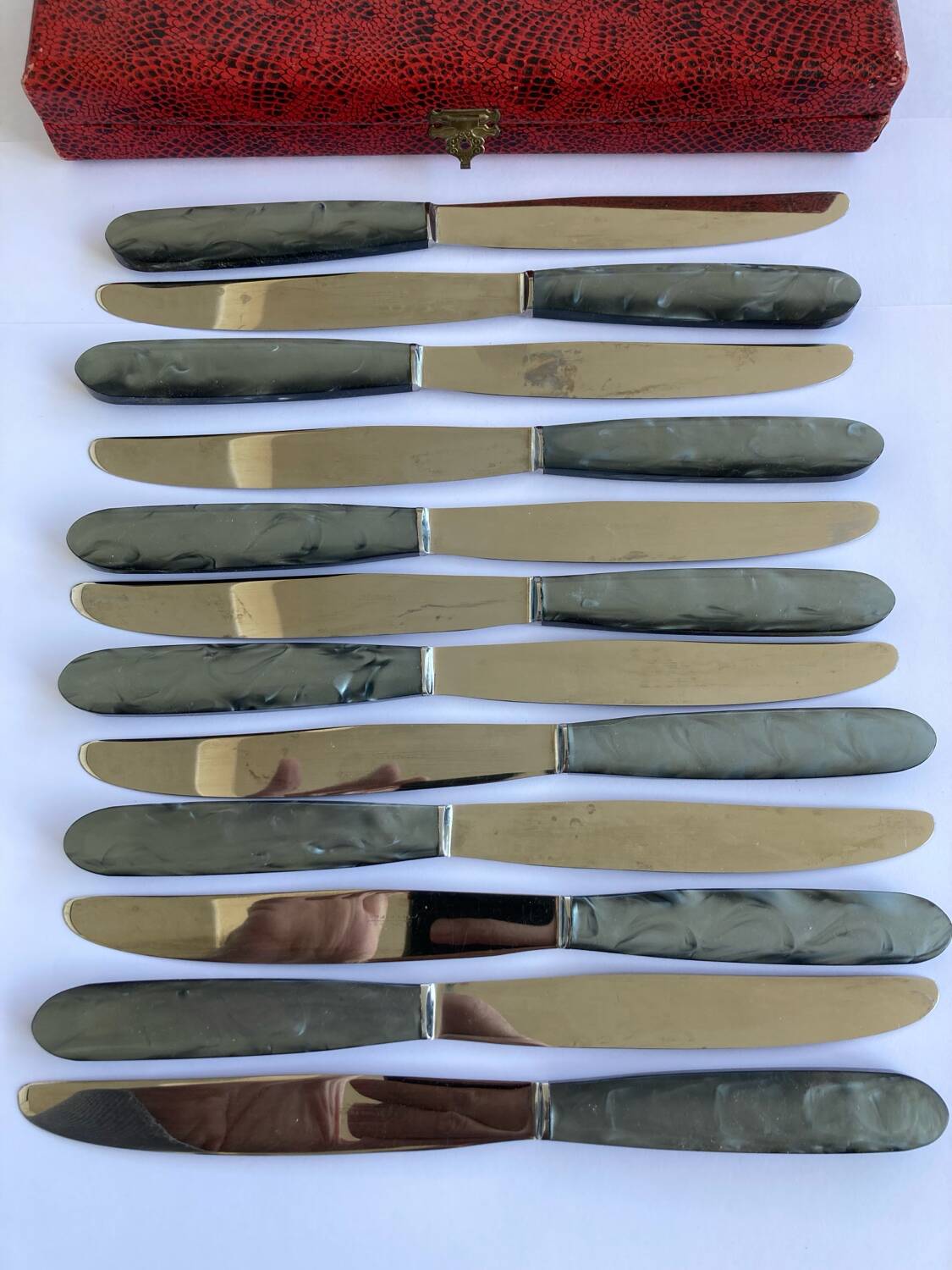 12 Stainless steel blade knives with round tips / Bakelite handles with pearl effect / Prulhière La Béquille + Box / 1950s