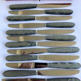 12 Stainless steel blade knives with round tips / Bakelite handles with pearl effect / Prulhière La Béquille + Box / 1950s