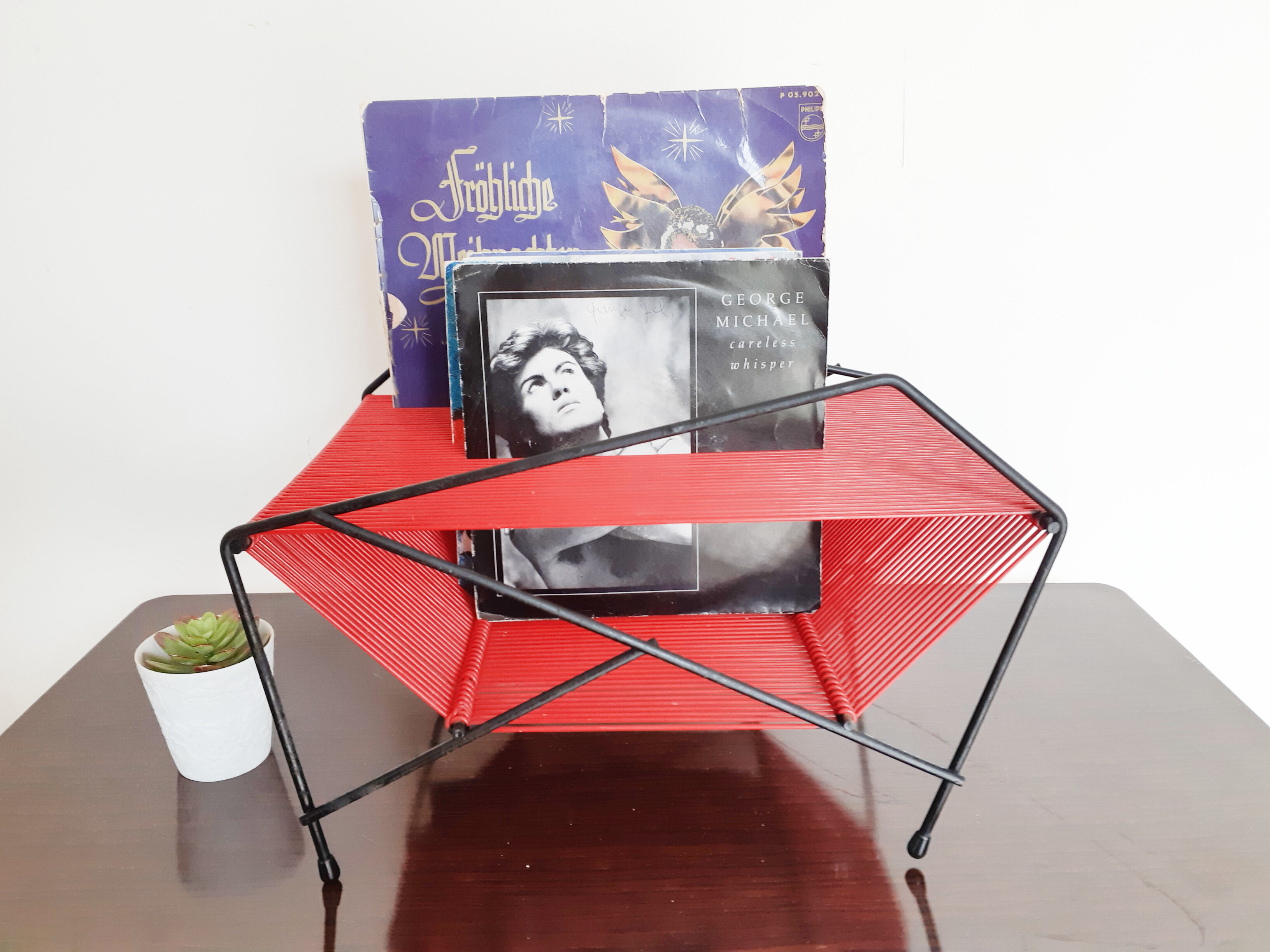 Vinyl record holder, vintage, metal and red scoubidou , rak 50s