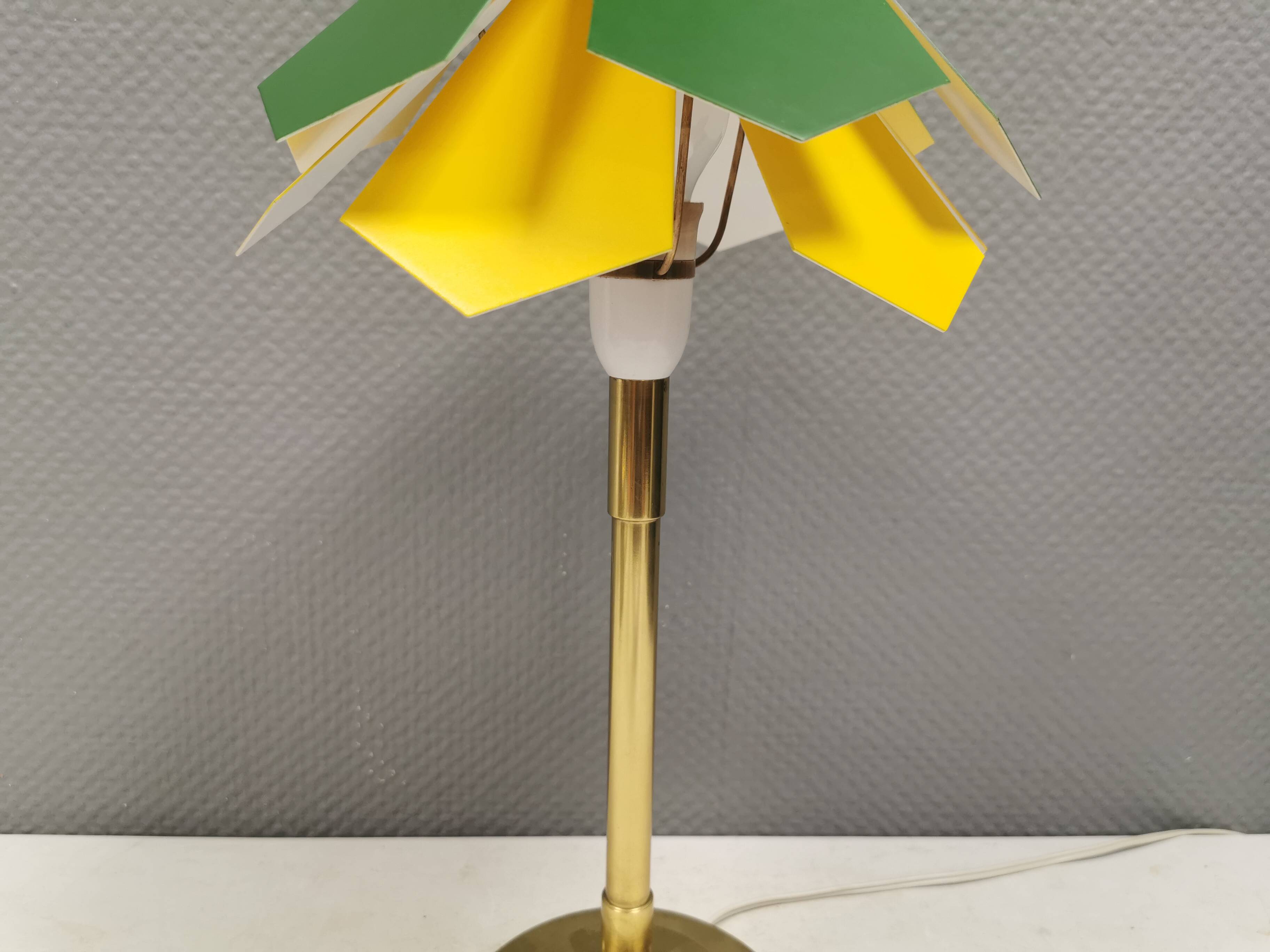 Lampe de table en laiton et métal, fabriquée à partir de pièces de design recyclées.
