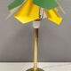 Lampe de table en laiton et métal, fabriquée à partir de pièces de design recyclées.
