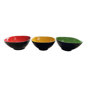 Black ceramic bowls and 50s colors