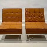 Paire de chauffeuses en cuir camel par Florence Knoll