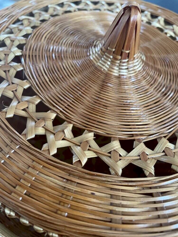 Round handmade basket in fine wicker and bamboo, diameter 19 cm.
