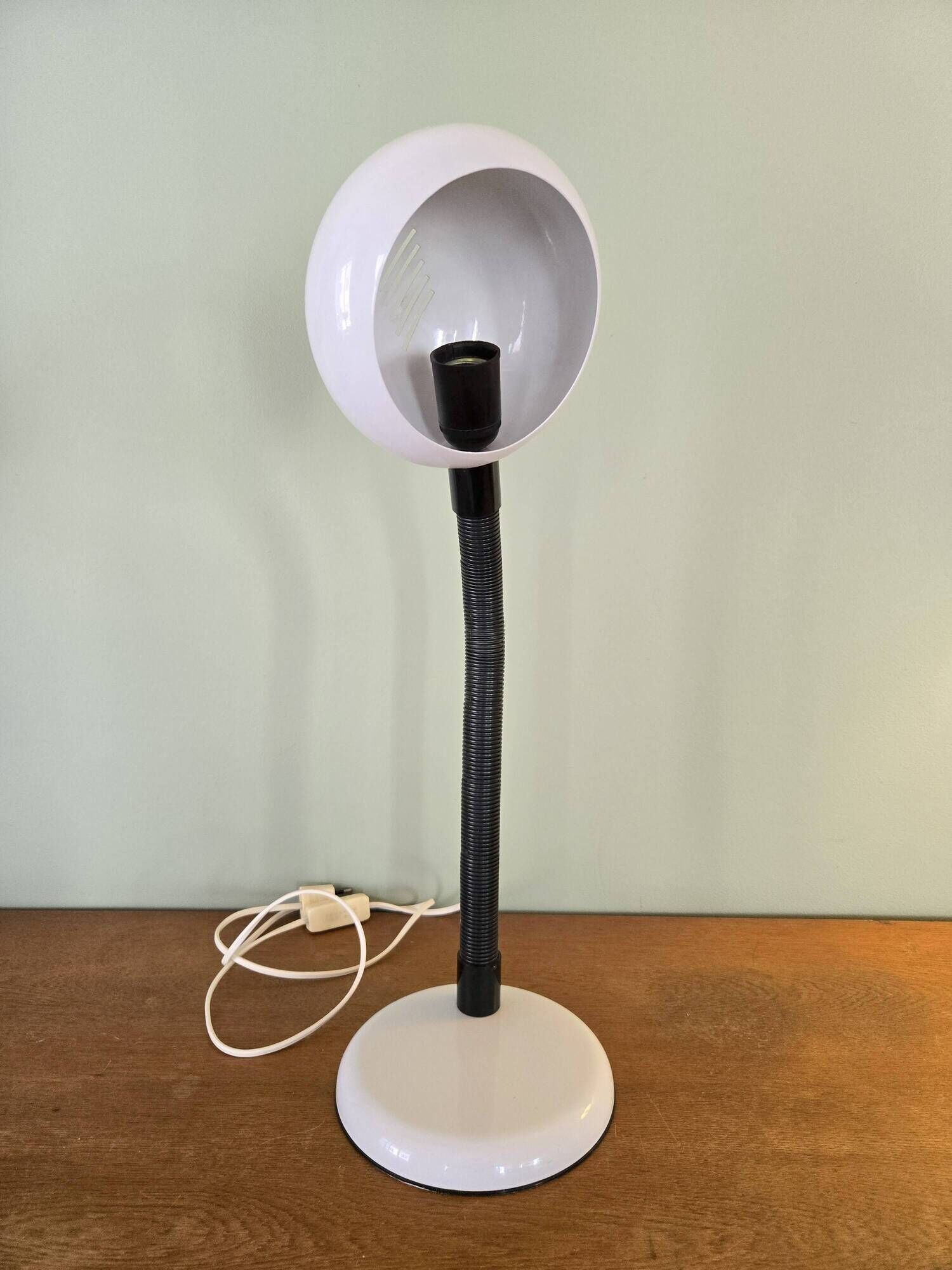 VINTAGE DESK LAMP IN WHITE METAL AND FLEXIBLE ARM - 70S DESIGN