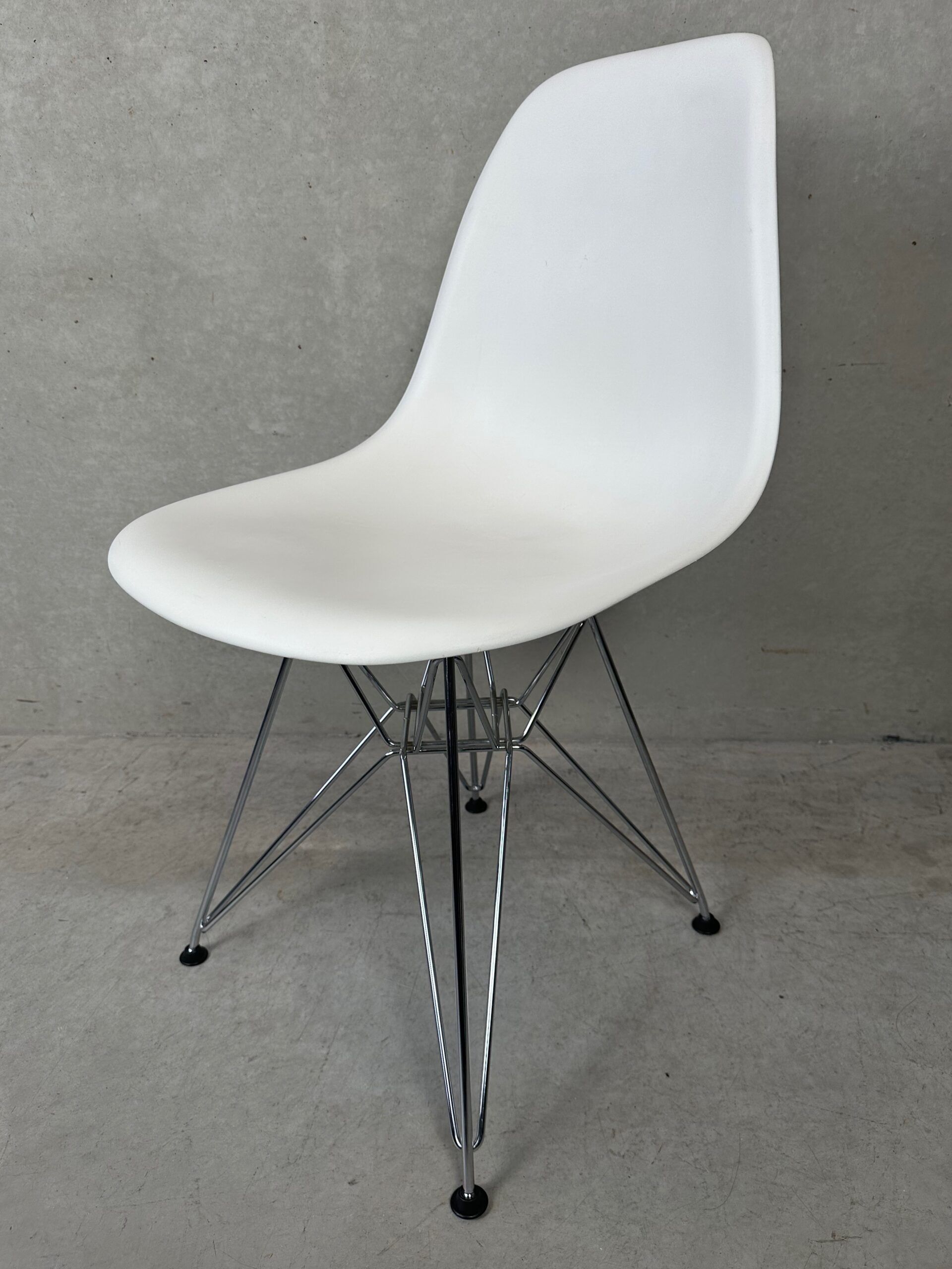 2x Eames design DSR chairs – Vitra