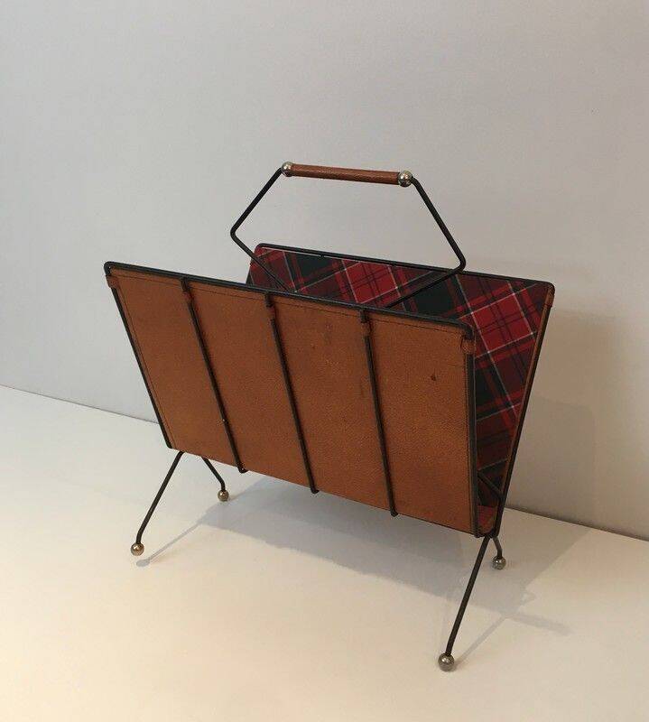 Magazine rack in black lacquered metal, leather and checkered fabric