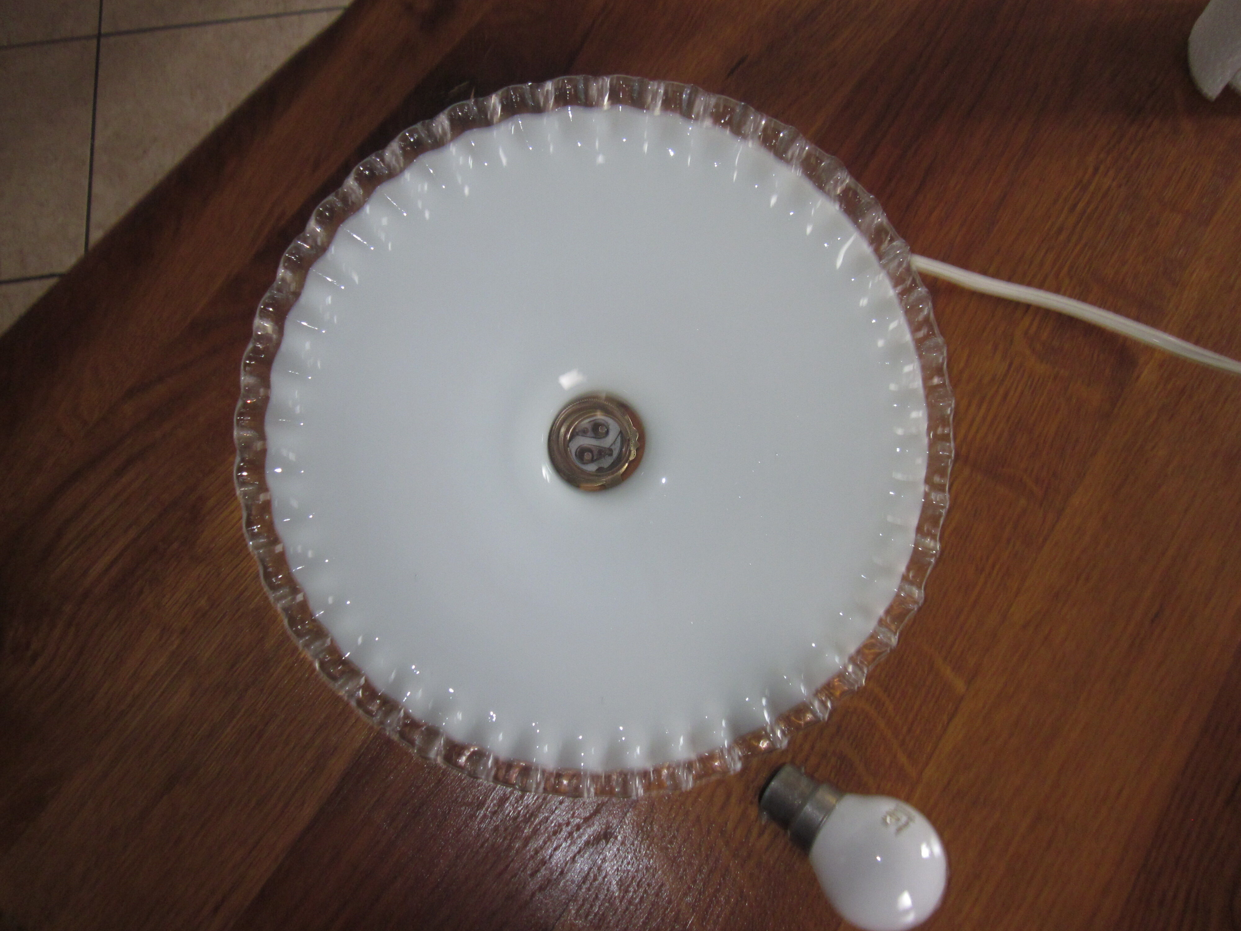 Old suspension in dentelè opaline