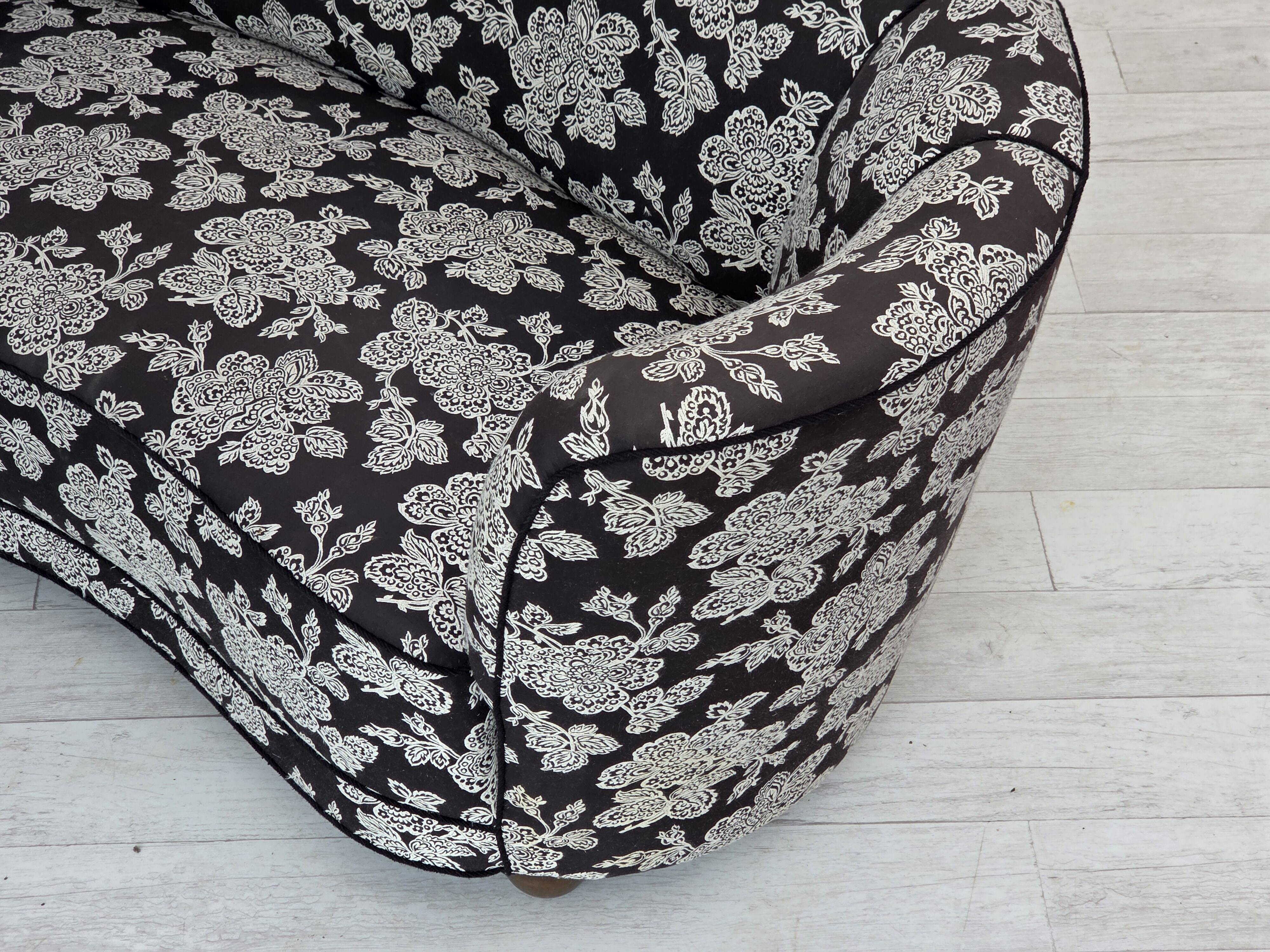 Canapé danois 2 places "Banan" des années 1960, tissu noir-blanc, bois de hêtre.