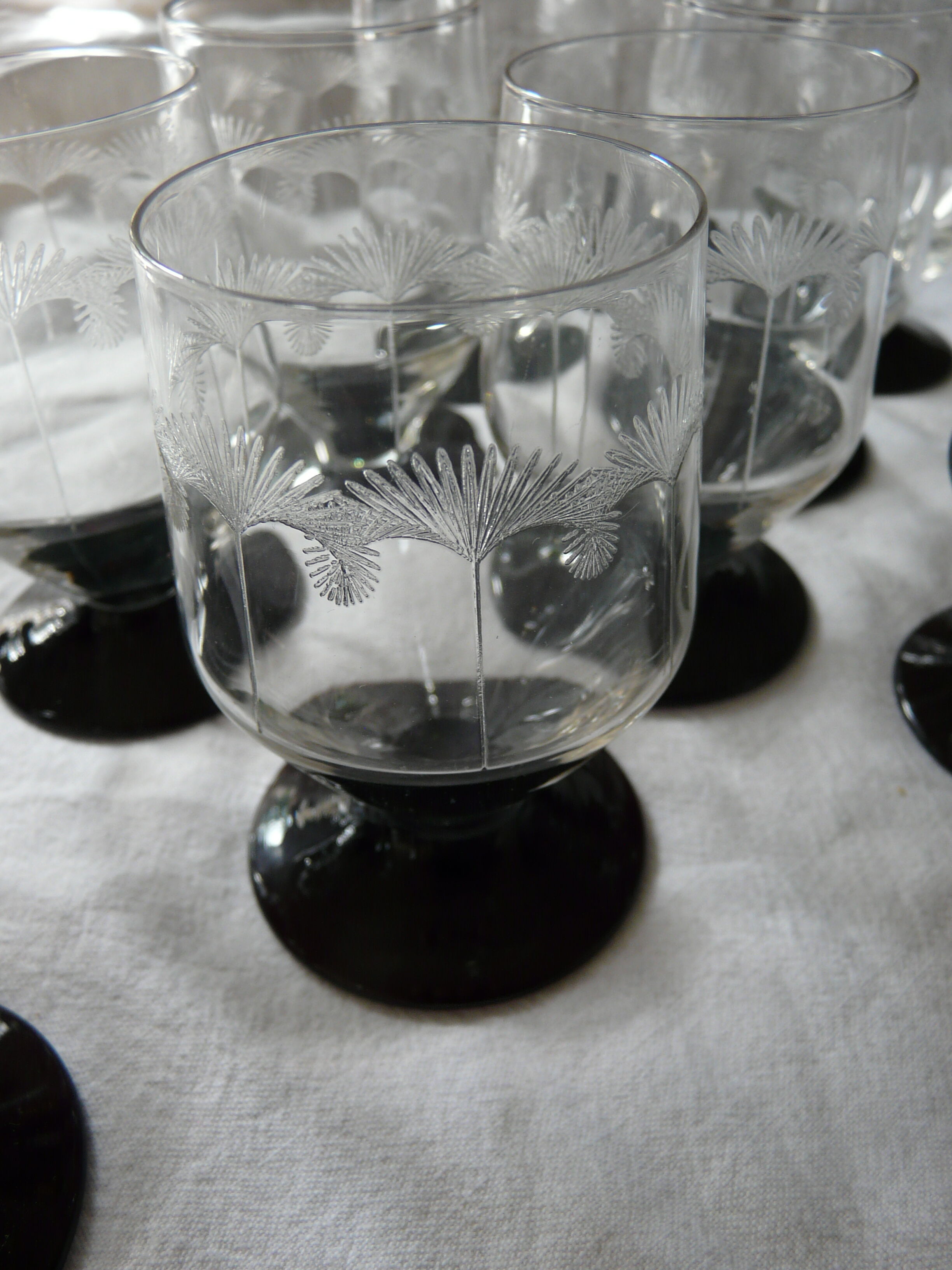 Suite of 11 glasses with engraved glass wine foot of the years 1940 colored foot