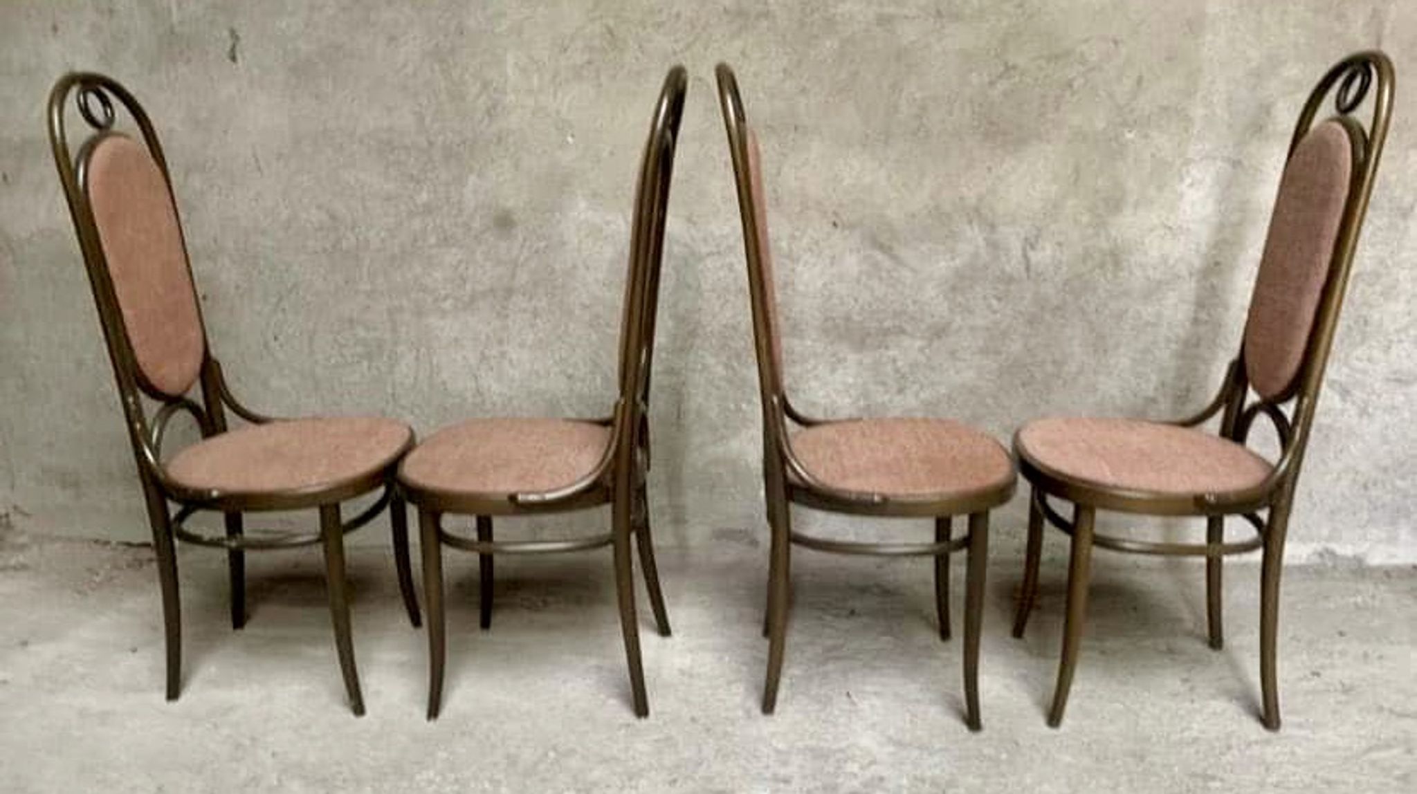 Série de 4 anciennes chaises bistrot Thonet en bois courbé