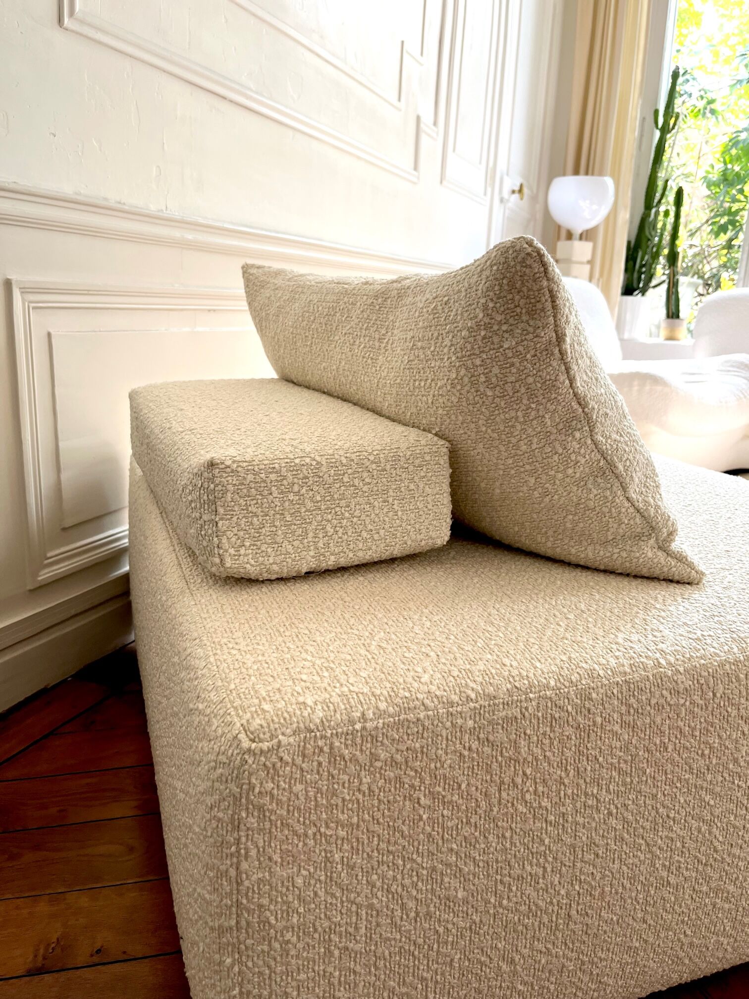 Square ottoman and its cushions in buckle fabric