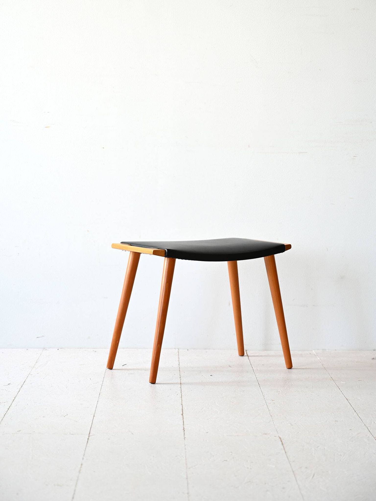 Tabouret vintage en bois et cuir
