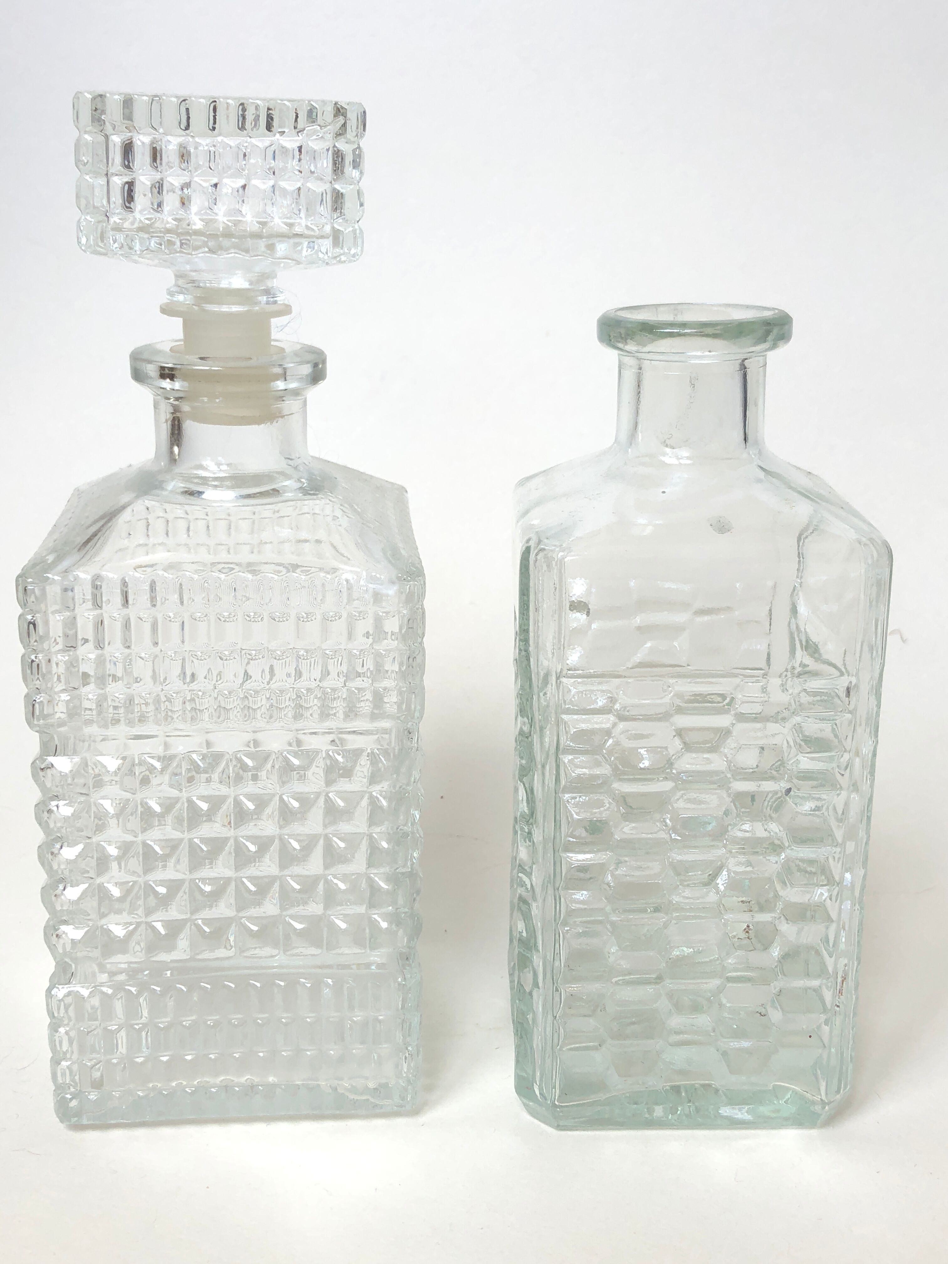 Ensemble de 2 bouteilles en verre ciselé