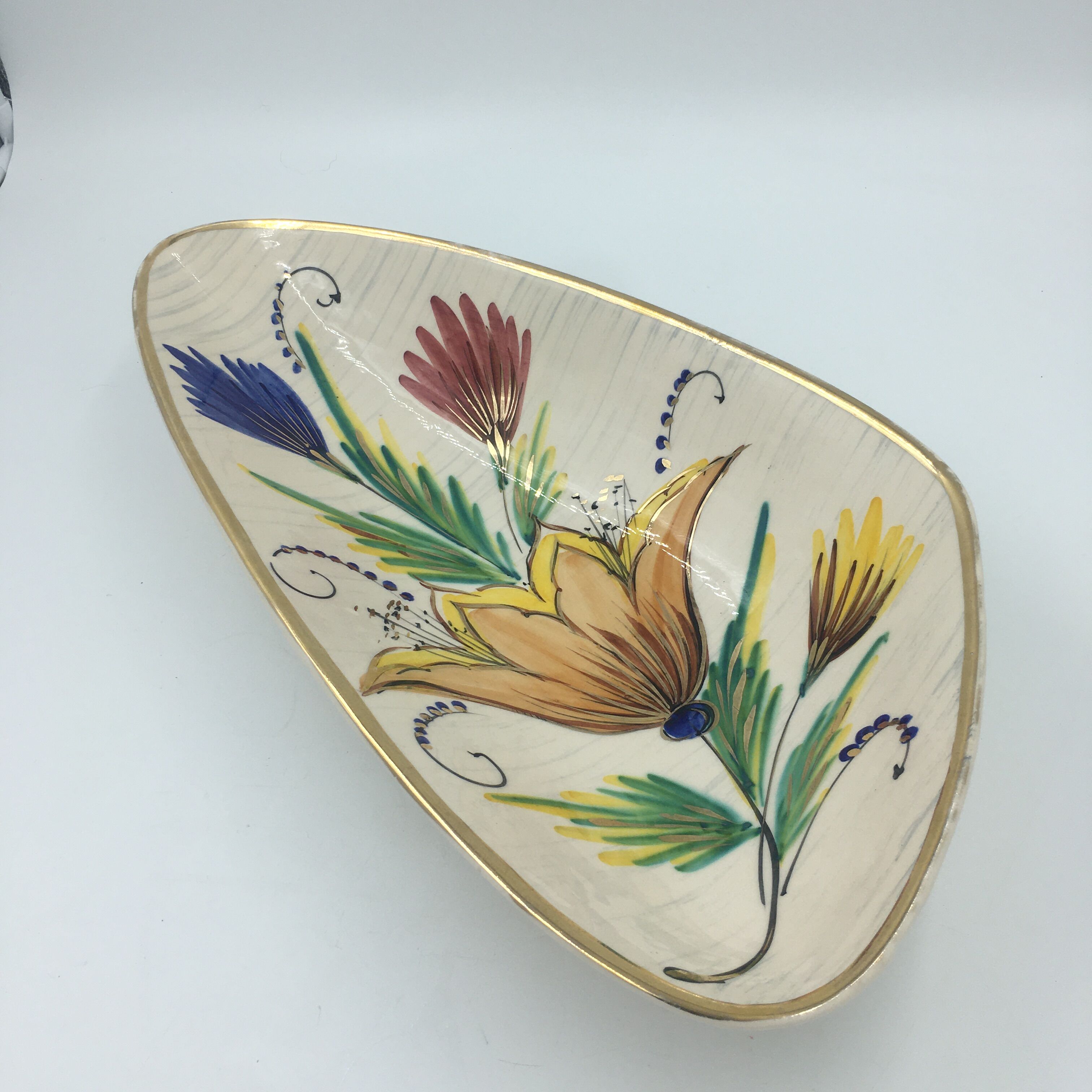 Triangular ceramic fruit basket