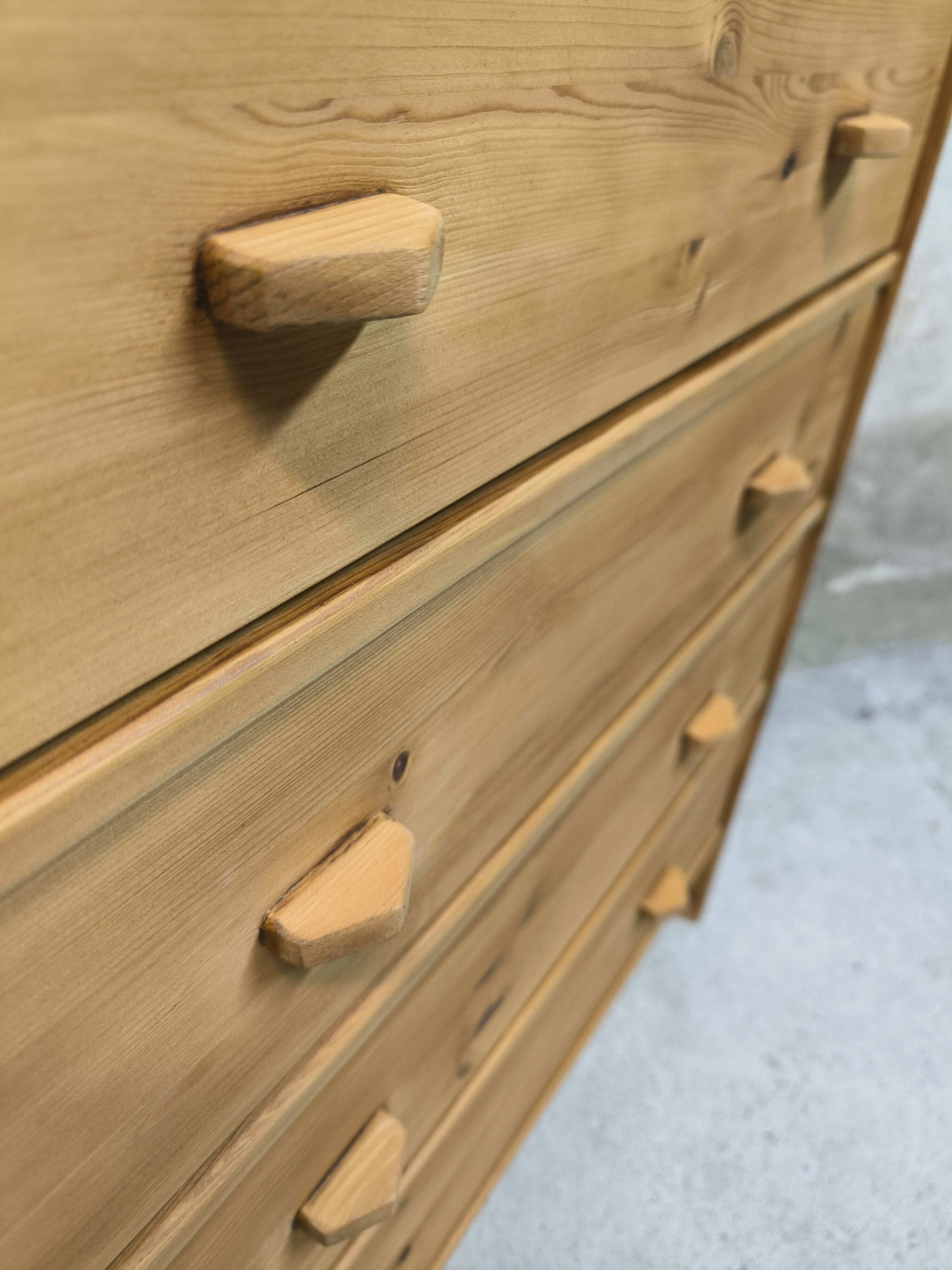 Vintage pine chest of drawers.