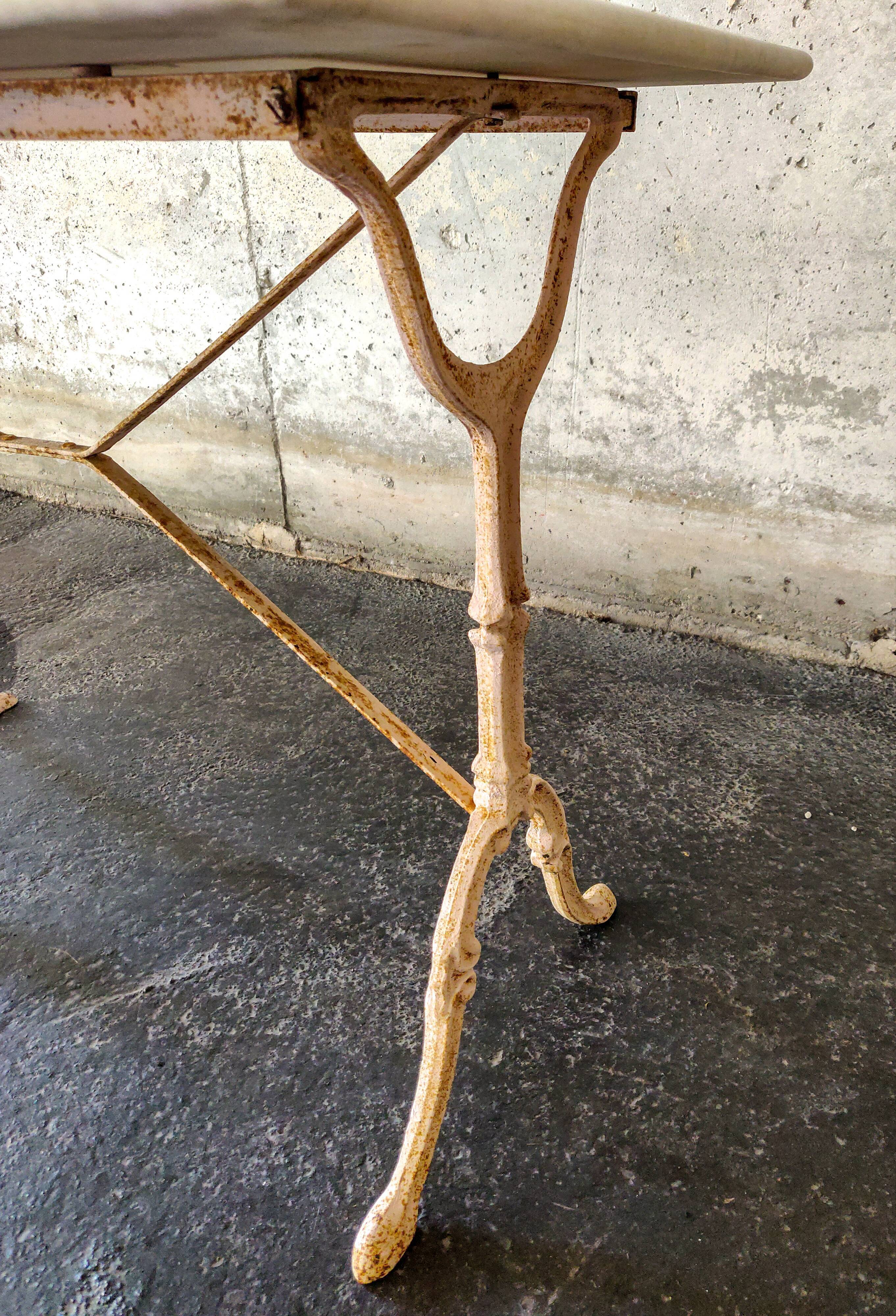 1920s bistro table in cast iron and white Carrara marble