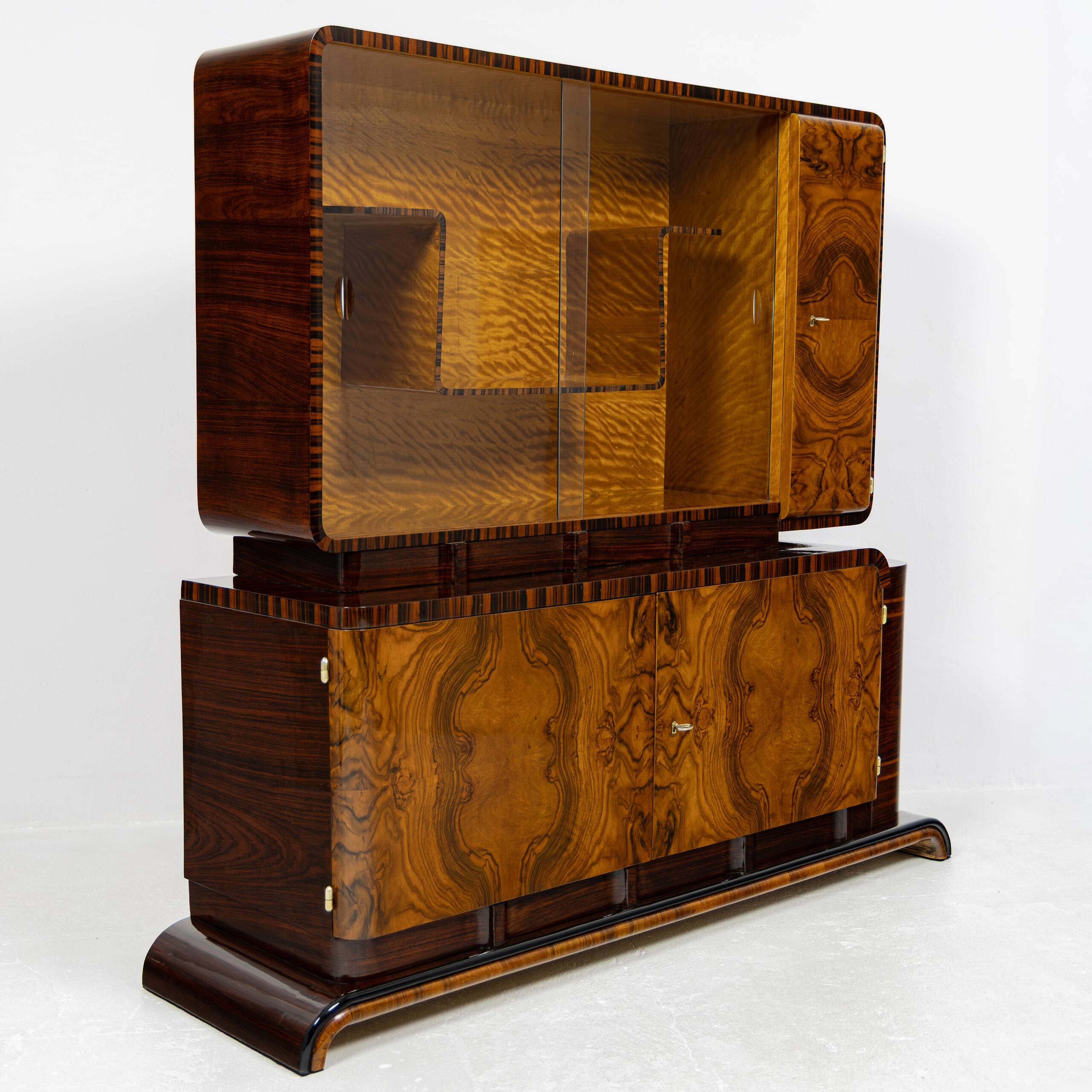 Buffet vitré asymétrique Art Déco en noyer et palissandre - 1925-1939