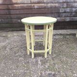 Guéridon patiné jaune et vert par une artiste locale