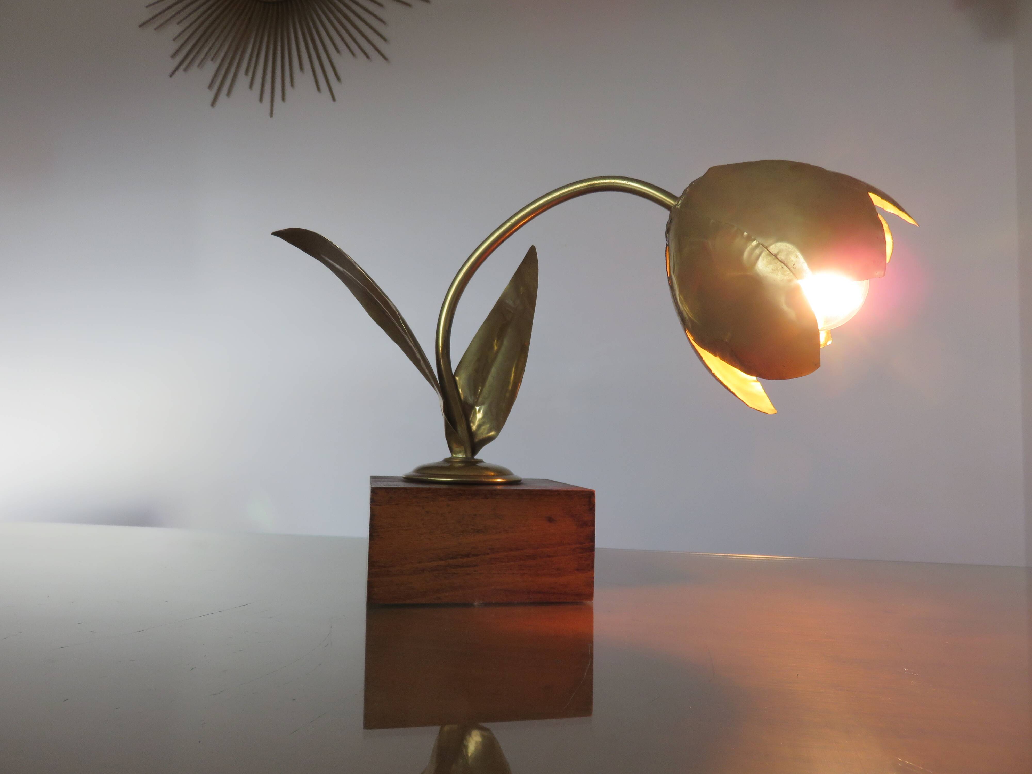 "Flower" lamp in gilded brass and wooden base 1970