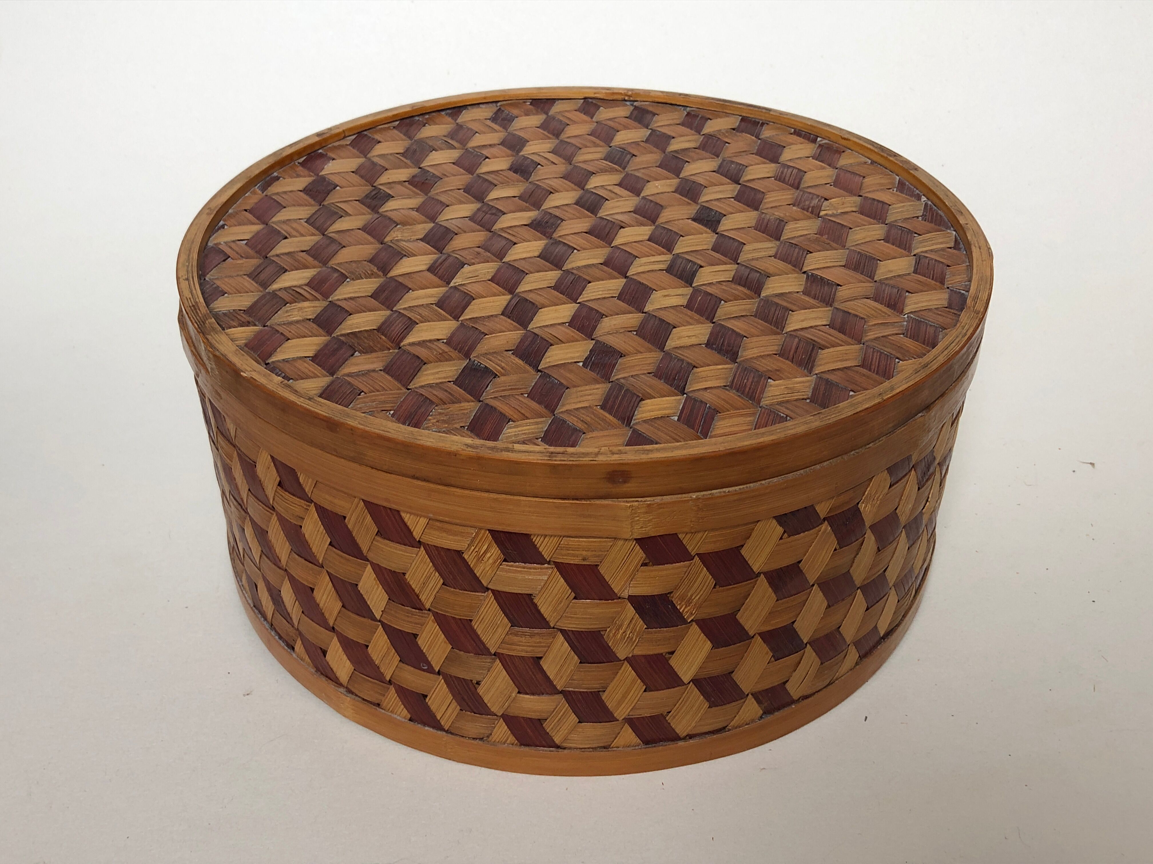 With lid rattan basket