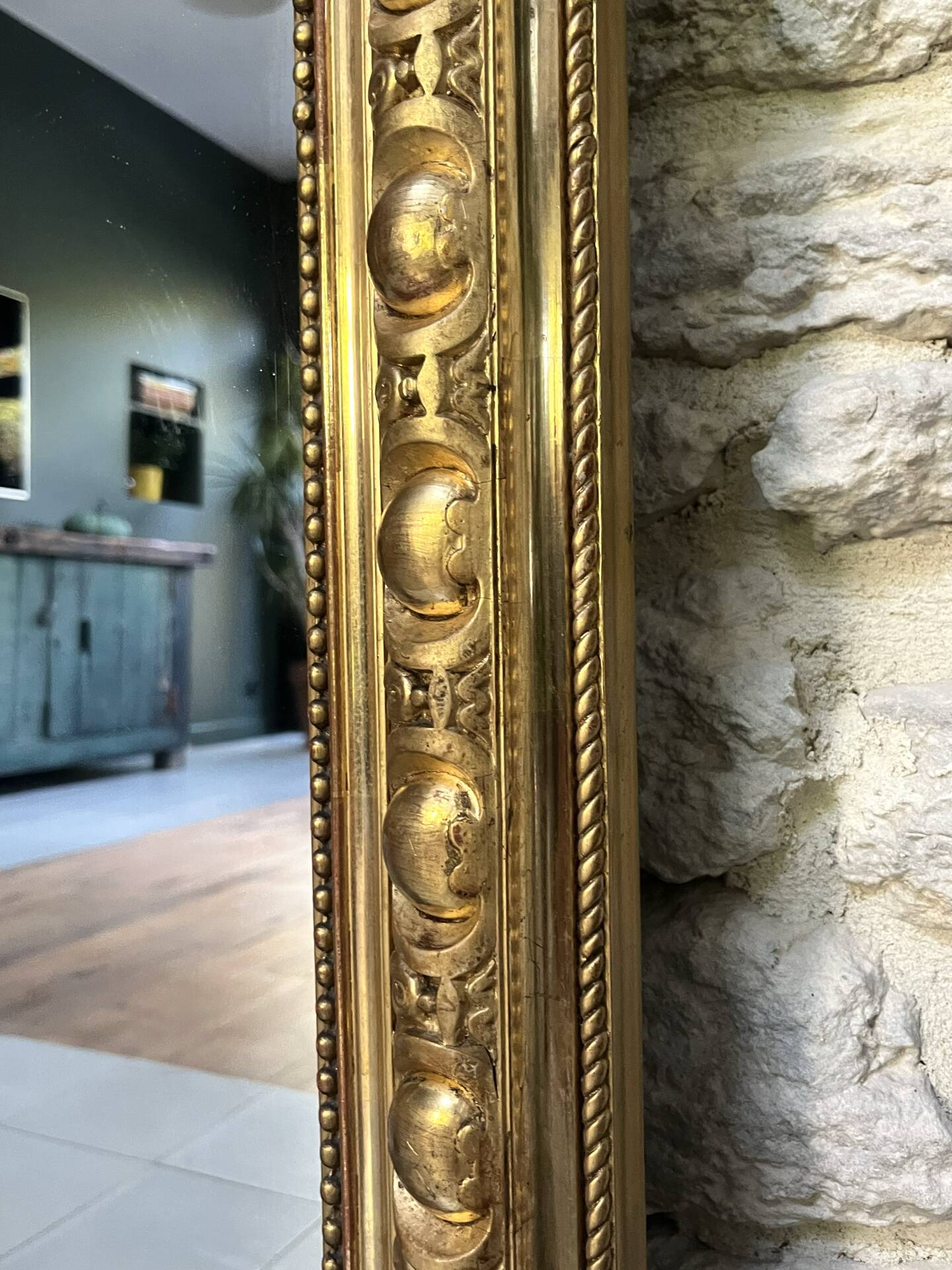 Miroir de cheminée Napoléon III 150,5/120cm, doré à la feuille d’or