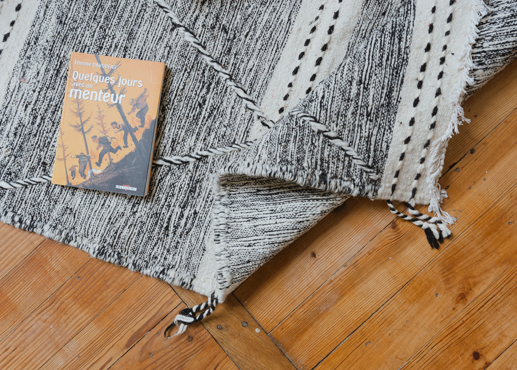 Berber carpet Zanafi - 100% black and white wool - 115 cm x 60 cm